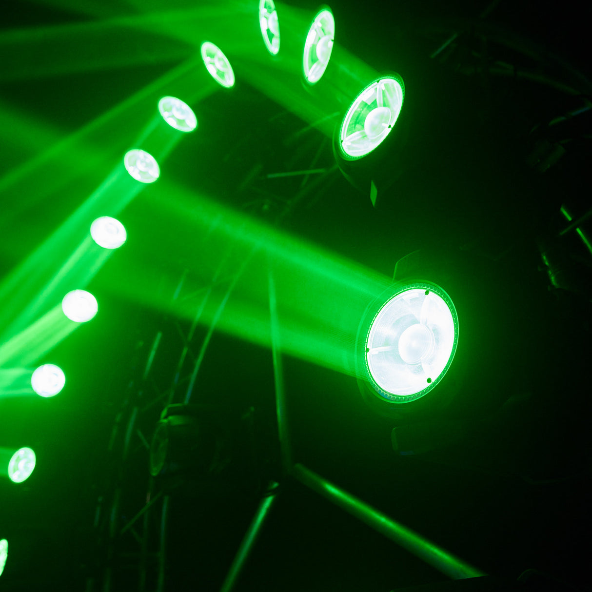 Cameo MOVO BEAM 200 - Beam moving head med endeløs rotation og LED-ring