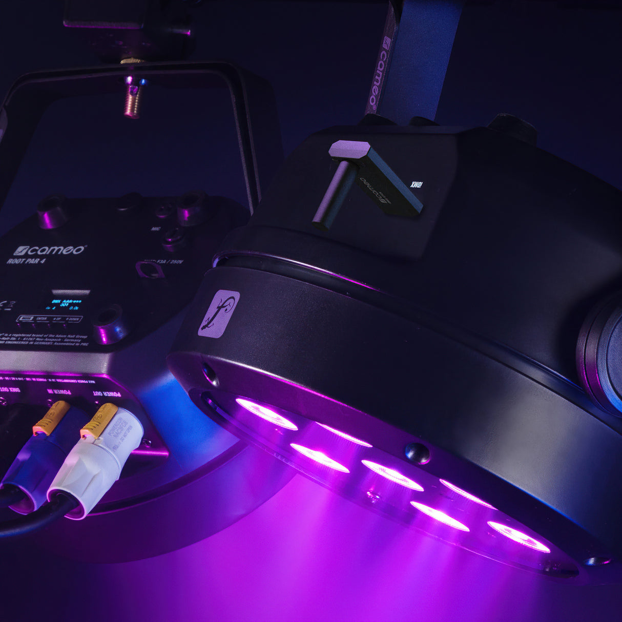 Cameo ROOT® PAR 6 WH SÆT 1 - Set incluant 4 x CLROOTPAR6WH incl. télécommande IR (CLPFLAT1REMOTE)