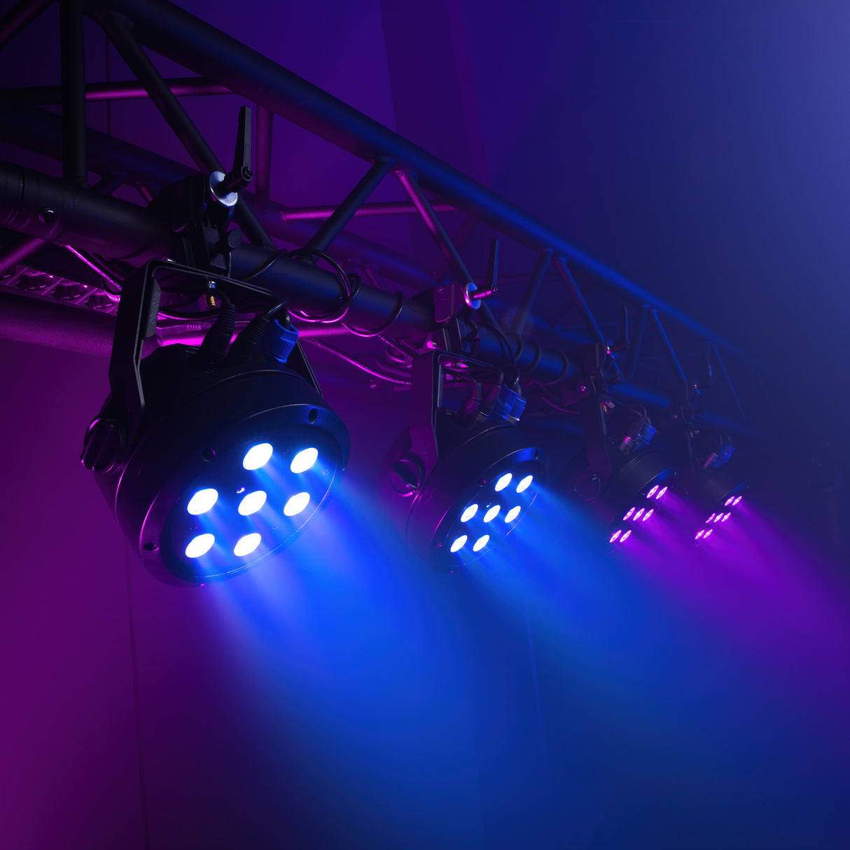 Cameo ROOT® PAR 6 WH SÆT 1 - Set incluant 4 x CLROOTPAR6WH incl. télécommande IR (CLPFLAT1REMOTE)