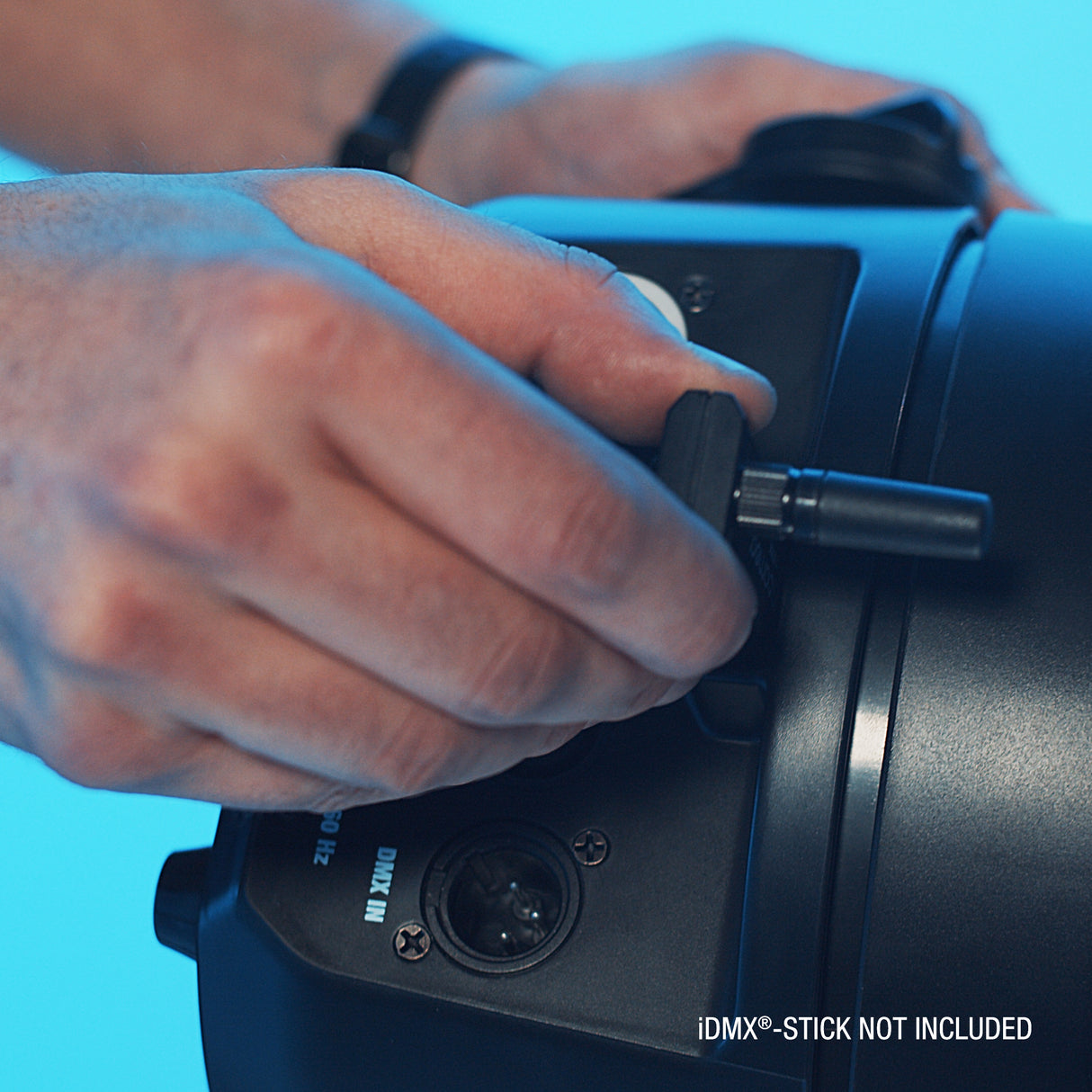 Cameo ROOT® PAR BATTERY - 5 × 4 W batteridrevet RGBW LED PAR-spotlight