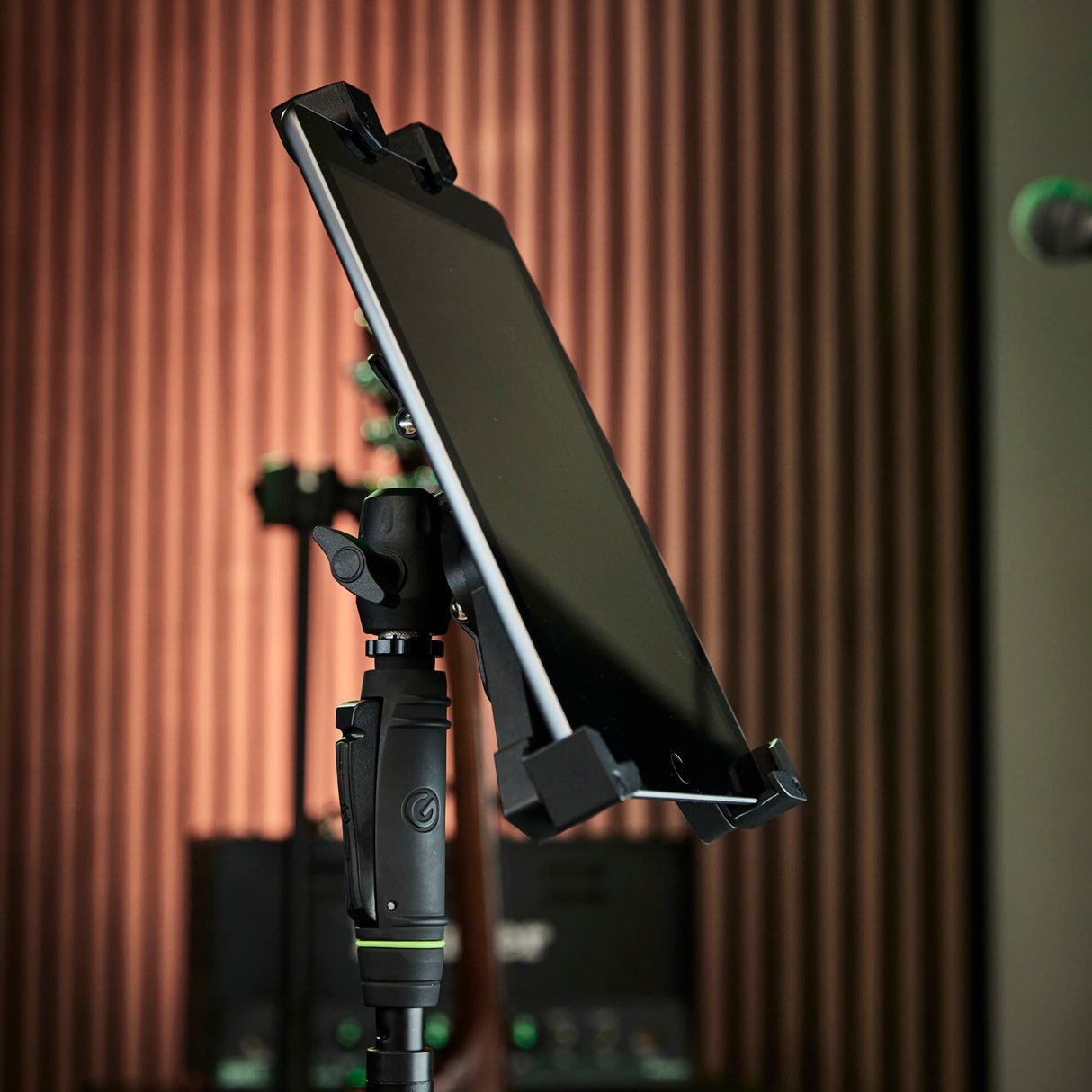 Gravity MA T TH 02 SET 2 - Tablet-holder til rejsende og enhånds mikrofonstativ med rund fod