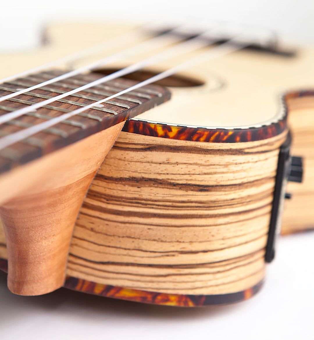 Reno RU210E Ukulélés Soprano avec Pickup et Tuner (Naturel)