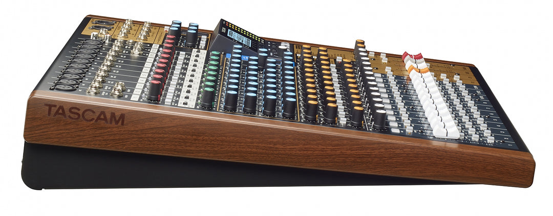 Tascam Model 16 mixeur analogique et enregistreur numérique 14 pistes