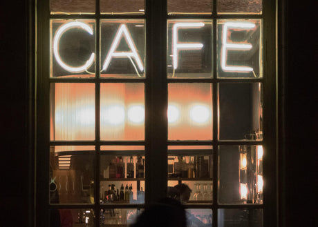 Placering af højttalere i café – sådan undgår du dårlig lyd