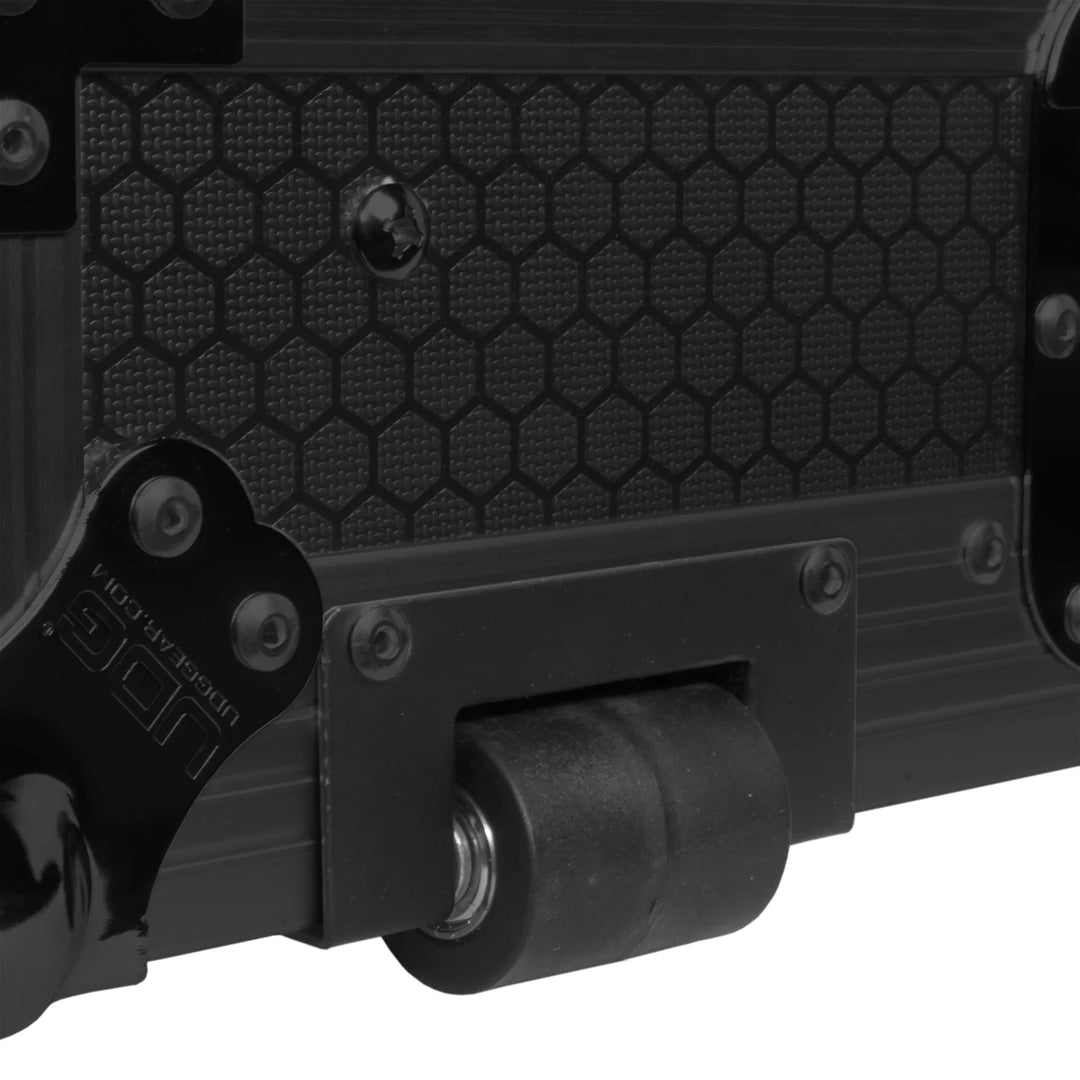 UDG Ultimate Flight Case Denon DJ SC LIVE 4 Black Plus (Roues)