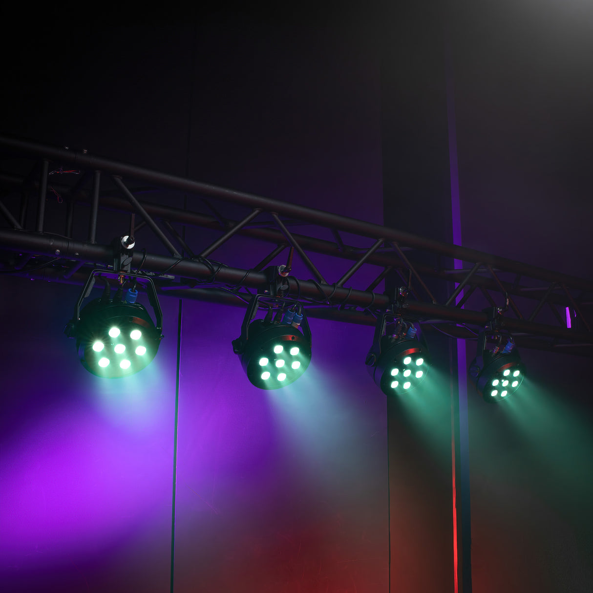 Cameo ROOT® PAR 4 WH SET 1 - Set incl. 4 x CLROOTPAR4WH incl. télécommande IR (CLPFLAT1REMOTE)