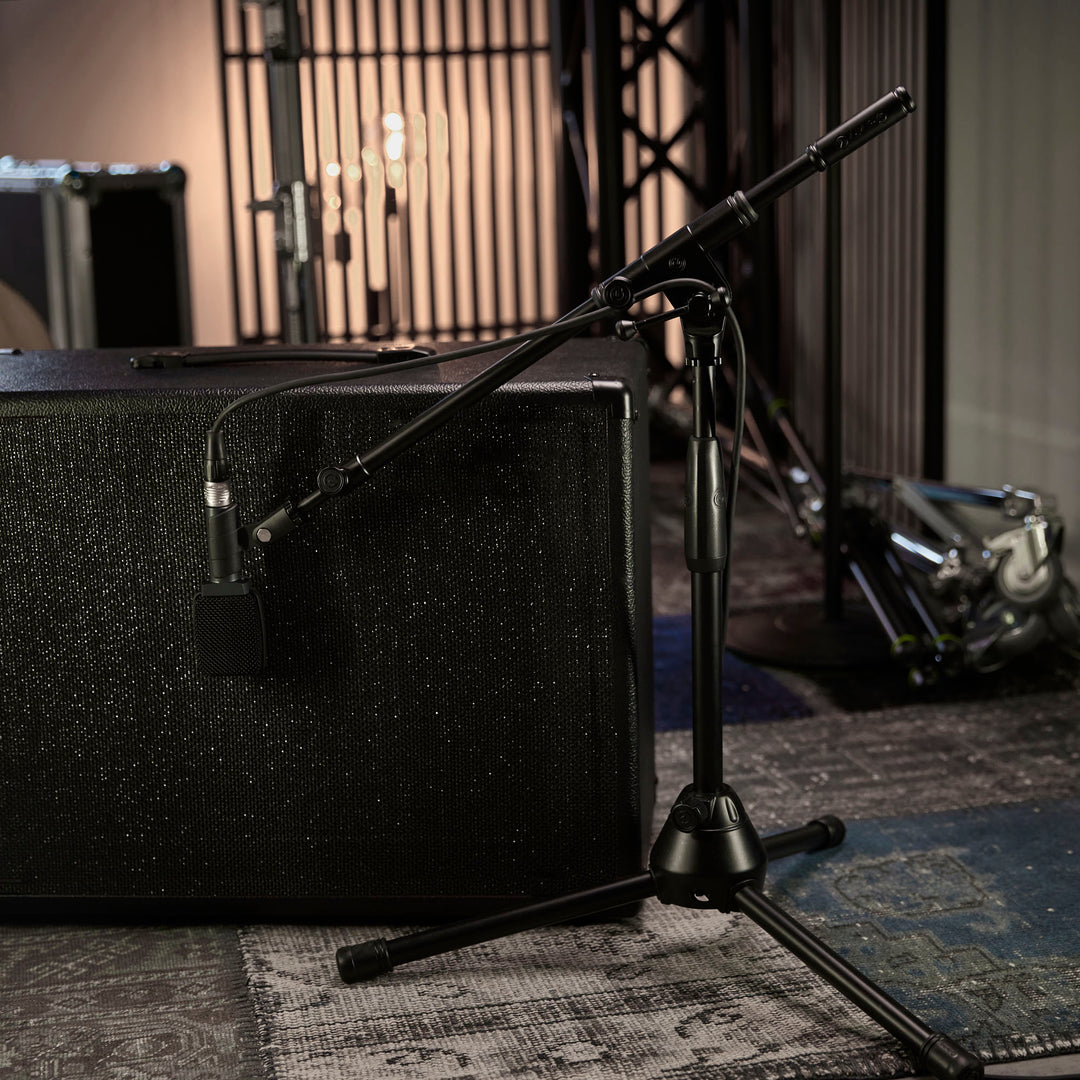 Gravity TMS 4232 B - Série Touring, Stand de microphone court avec trépied pliable et perche télescopique réglable en 2 points, noir