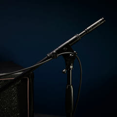 Gravity TMS 4232 B - Série Touring, Stand de microphone court avec trépied pliable et perche télescopique réglable en 2 points, noir