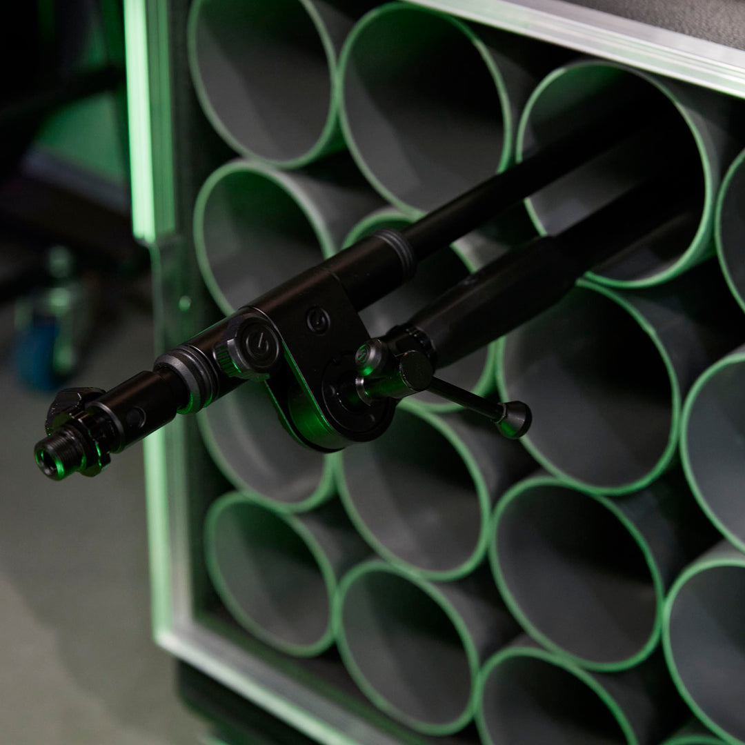 Gravity TMS 4232 B - Série Touring, Stand de microphone court avec trépied pliable et perche télescopique réglable en 2 points, noir