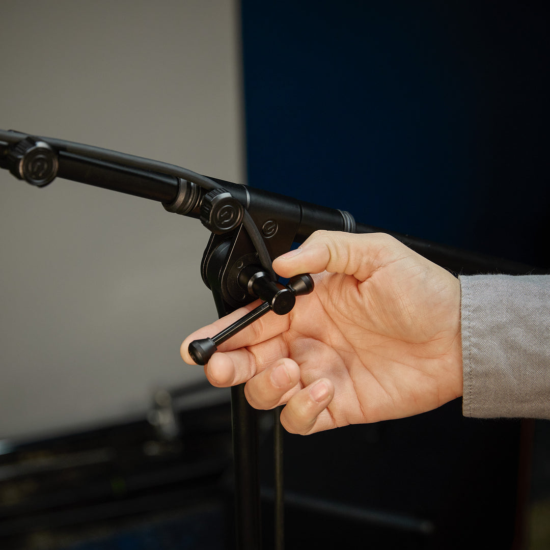 Gravity TMS 4232 B - Série Touring, Stand de microphone court avec trépied pliable et perche télescopique réglable en 2 points, noir