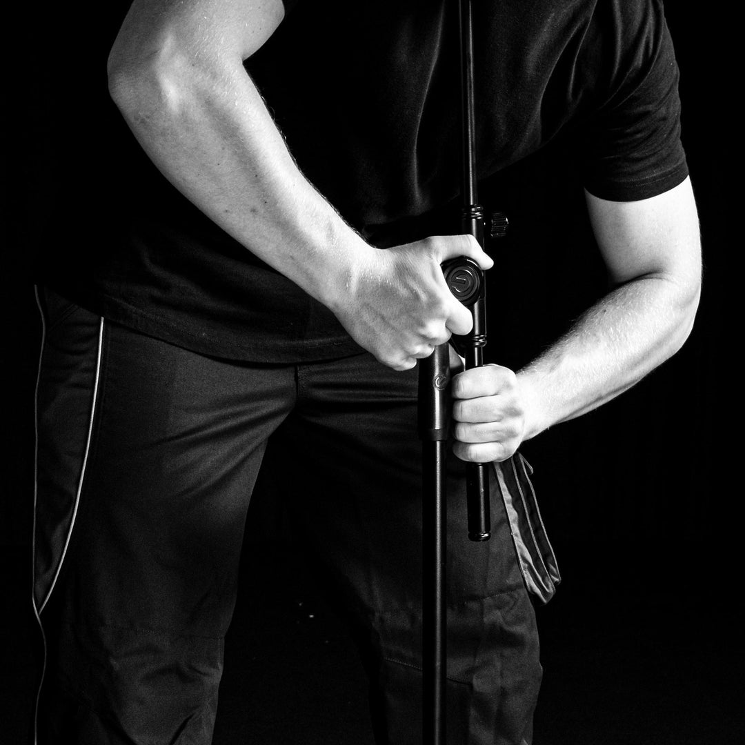 Gravity TMS 4321 B - Stand de microphone de la touring-serie avec trépied, perche standard