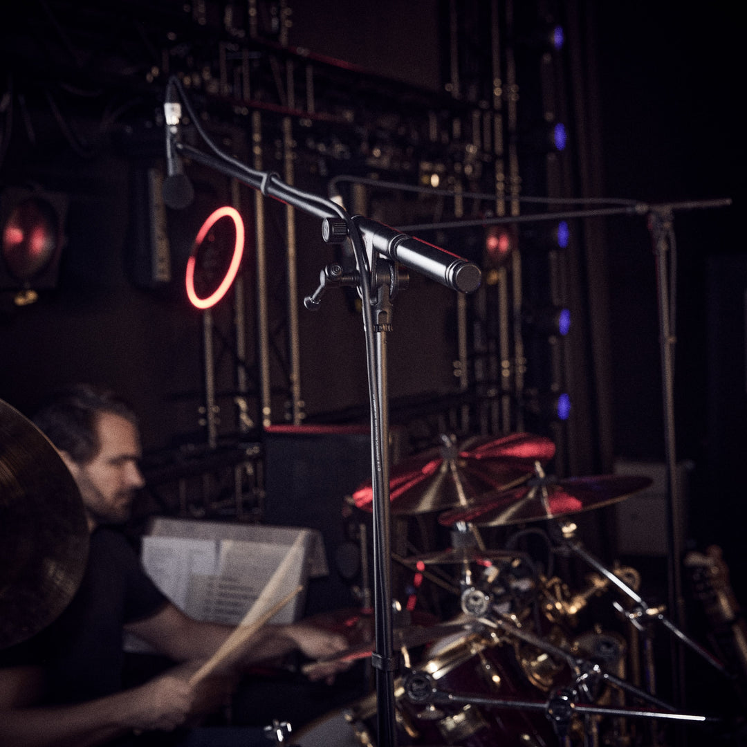 Gravity TMS 4321 OH B - stand de microphone overhead pour tournées, avec trépied pliable extra-large et perche extra-longue