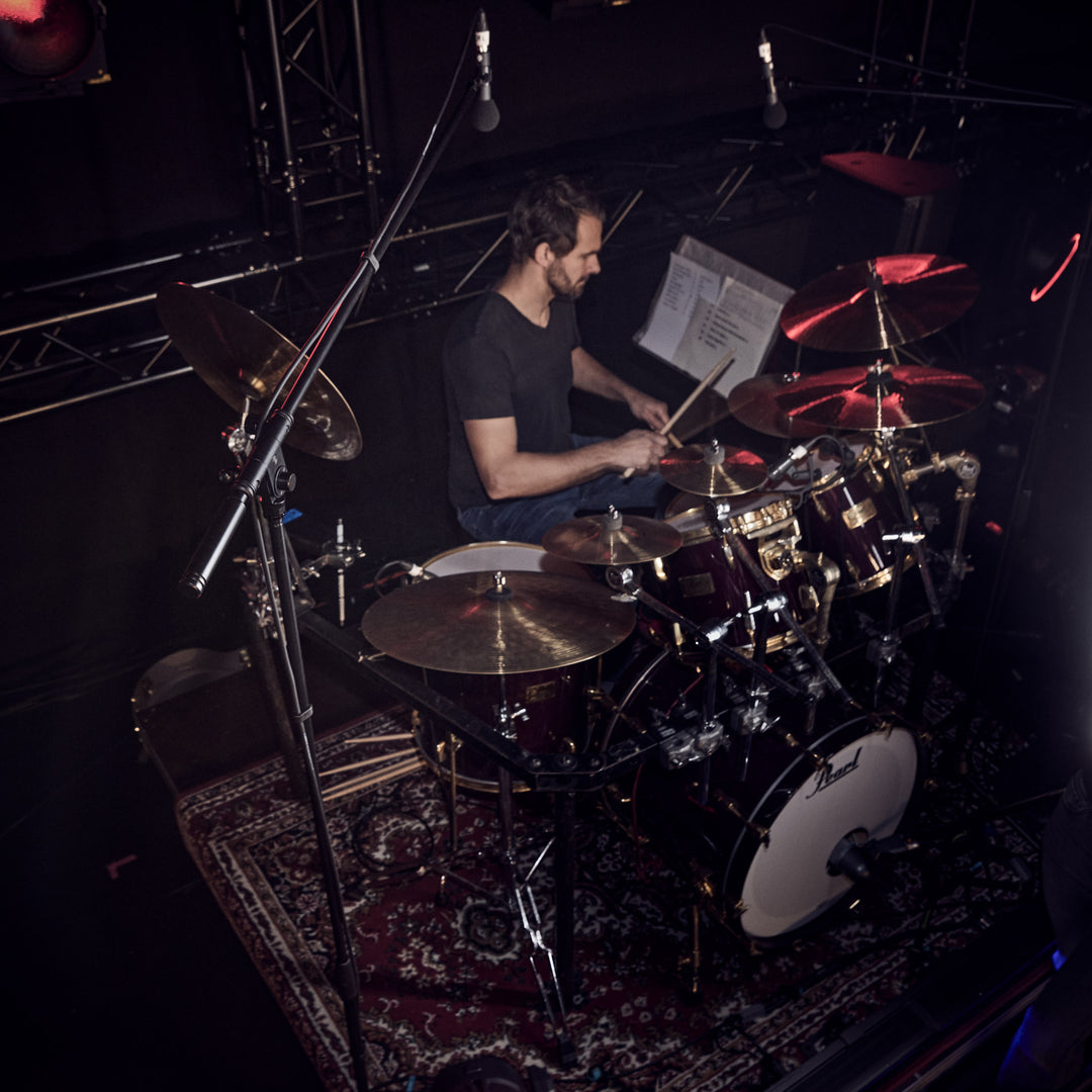 Gravity TMS 4321 OH B - stand de microphone overhead pour tournées, avec trépied pliable extra-large et perche extra-longue